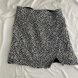 💖 4 for $25 sale 🎉 
Floral mini skirt with slit